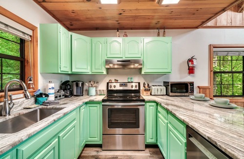 Gatlinburg - Pigeon Forge Cabin | Book Early! Popular Mountain Top Cabin l Smokys