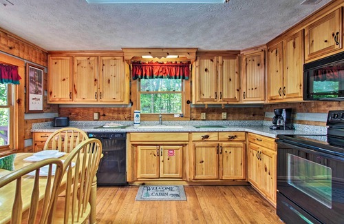 Gatlinburg - Pigeon Forge Cabin | Book For Fall Ya'll - MNT Views - WiFi- King Beds - Fishing Themed - Hot Tub