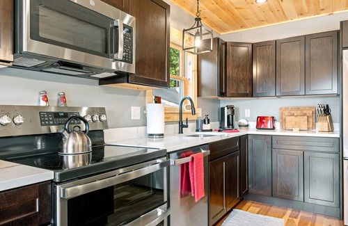Bryant Pond Cabin | BOOK NOW! AMAZING Views! HotTub! EV Charger! A/C!
