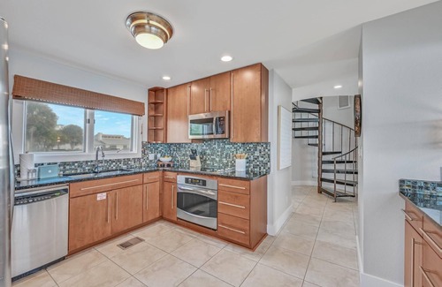 Gulf Pines House | Book Now for Fall Getaways! Gulf View! Steps from the Sand! 3 Adult Bikes!