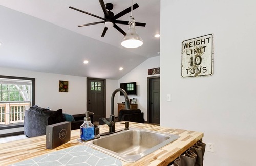 Warm Springs House | Book Now for Summer Stays! 2 Bedroom Cabin near Creek with Mountain Views
