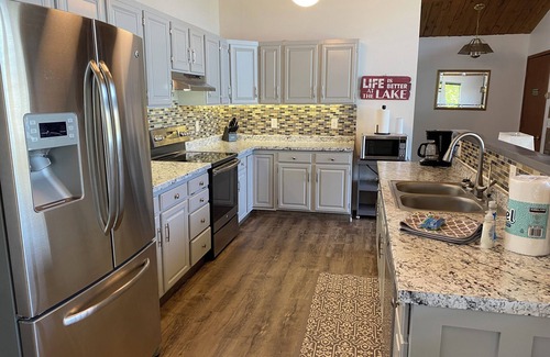 Oroville House | Book now for summer fun! Beautiful Lakefront Home close to dining & town.