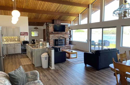 Oroville House | Book now for summer fun! Beautiful Lakefront Home close to dining & town.