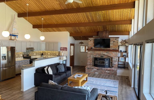 Oroville House | Book now for summer fun! Beautiful Lakefront Home close to dining & town.