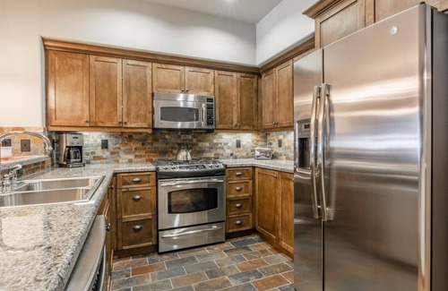Woodwinds House | Book Summer Stays Now! Three-Level Townhome with Golf Course Views! Fireplace!
