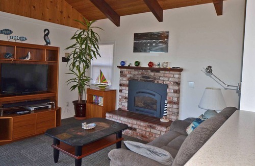 Gold Beach House | Book THANKSGIVING in this HOME ON the BEACH with private beach access & HOT TUB.