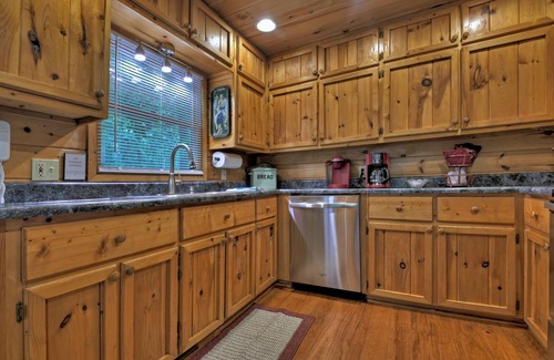Mineral Bluff Cabin | Book w/Owner, Not Agency, Firepit, Hot Tub, Game Room, 3 King Beds & Paved Roads