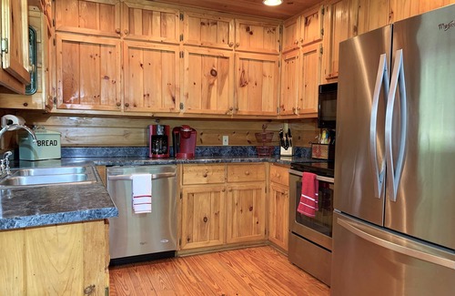 Mineral Bluff Cabin | Book w/Owner, Not Agency, Firepit, Hot Tub, Game Room, 3 King Beds & Paved Roads