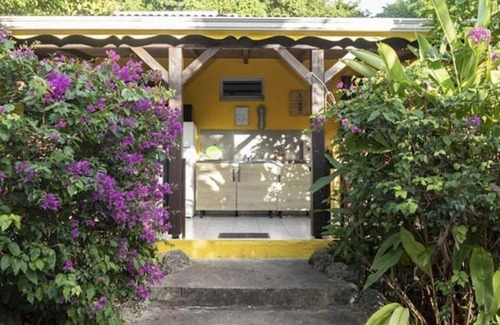 Les Mangles House | Book your bungalow in Guadeloupe in the town of Petit-Canal.