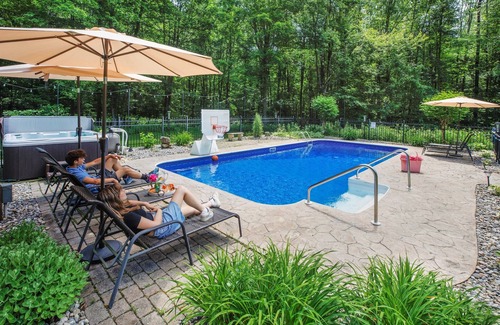Schuylerville House | Book your Fall Getaway! Hot Tub, Game Room, Fire Place!