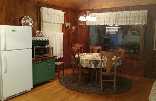 Little Sturgeon Cabin | BOOKING 2025 NOW WATERFRONT- ISLAND LIKE-SCREEN PORCH-SUNRISE-SUNSETS-FIRE PIT