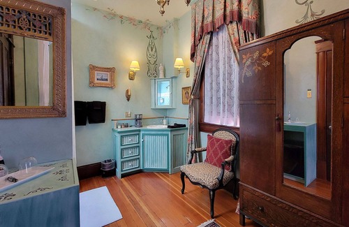Historic Railroad District House | BookStayHop - Peerless Hotel~ Guest Room 5 ~Downtown Ashland
