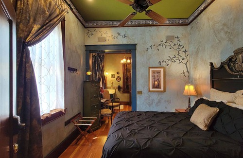 Historic Railroad District House | BookStayHop - Peerless Suites 1 and 2