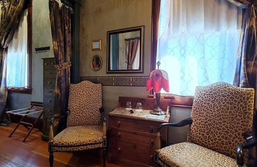 Historic Railroad District House | BookStayHop - Peerless Suites 1 and 2