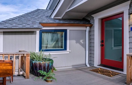 Historic Railroad District House | BookStayHop - RedTail McCall Suite~ Hot Tub and Convienent Tesla Station