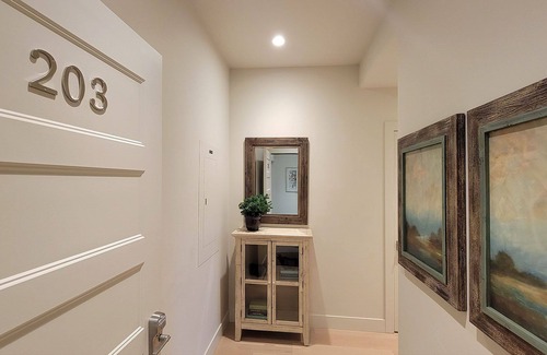 Historic Railroad District Condo | BookStayHop - Suite Windsor - Plaza North