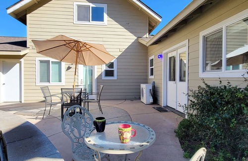 Talent House | BookStayHop - Sunrise Cottage ~ Peaceful Setting ~Mountain Views!