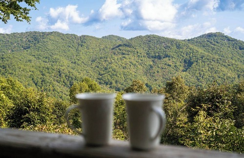 Boone Cabin | Boone/Blowing Rock Mountain View Cabin: Hot Tub, Sleeps 8 - Perfect Getaway!