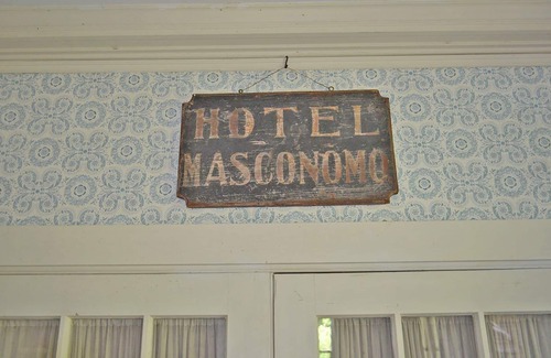 Manchester-by-the-Sea House | Booth Cottage: Private Path to Singing Beach