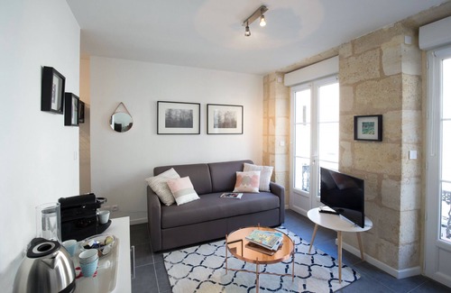 Hotel de Ville - Quinconces Apartment | Bordeaux historic center with Balcony
