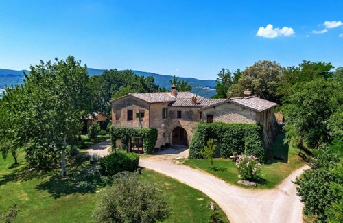 Buonconvento Villa | Borgo DiVino a glass of wine among the Unesco landscapes of the Val D'Orcia!