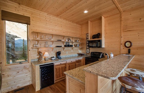 Bryson City Cabin | Born to be Wild romantic escape mountain cabin