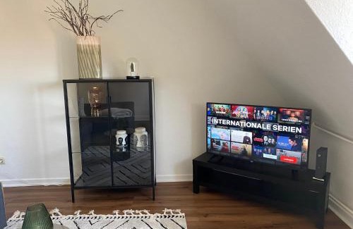 Mittelmeiderich Apartment | BOSTEL 1 - Modernes Dachgeschoss-Studio in Duisburg Meiderich, 4,7 km Hbf, U-Bahn 250m, Flughafen Düsseldorf 28 km, Landschaftspark 2,9 km