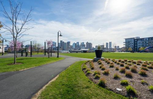 Jeffries Point Apartment | Boston Skyline Stay 1BR with City Views