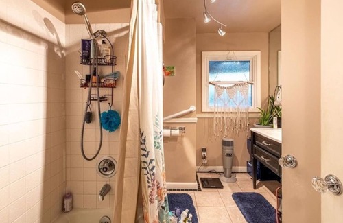 Coos Bay House | Botanical Beauty Den