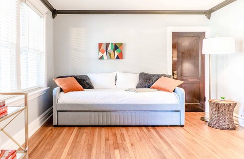 Southwest Garden House | Botanical Gardens | Sleeps 12 / ABODEbucks