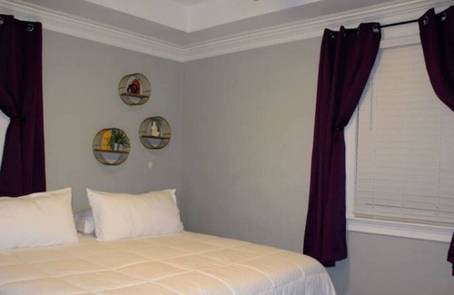 Earlewood House | Boujee Grandma’s - KING Beds