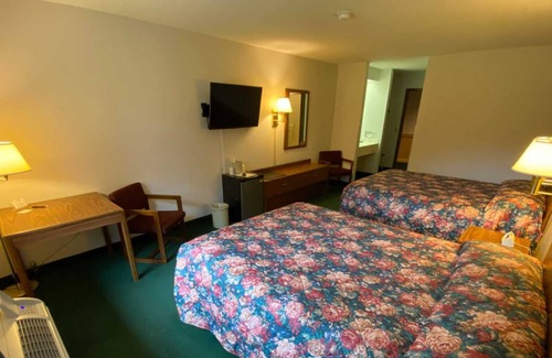 Boulder Junction House | Boulder Bear Motor Lodge - Two Queen Beds 109 Front