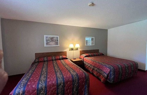 Boulder Junction House | Boulder Bear Motor Lodge - Two Queen Beds 109 Front