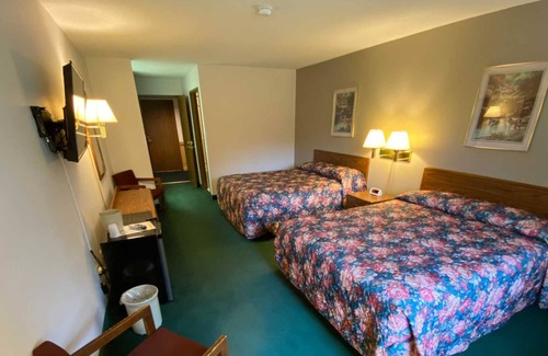 Boulder Junction House | Boulder Bear Motor Lodge - Two Queen Beds 111 Front
