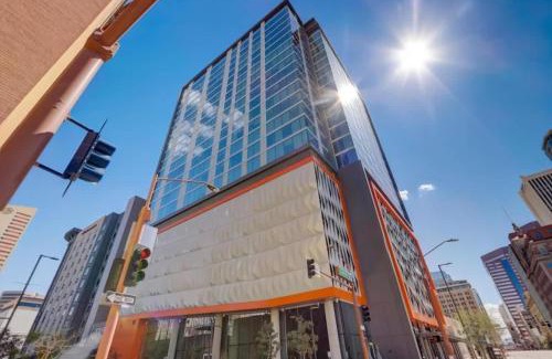 Downtown Phoenix Apartment | Boulevard Stays Downtown Highrise STU Sky Pool Parking Gym 15