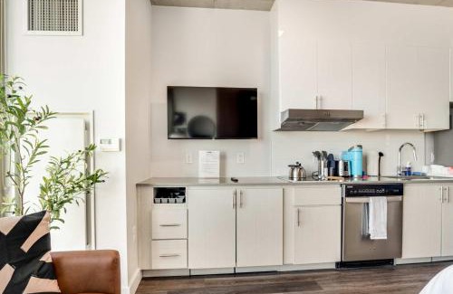 Downtown Phoenix Apartment | Boulevard Stays Downtown Highrise STU Sky Pool Parking Gym 15