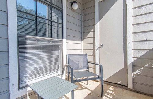 Irving Apartment | Boulevard Stays Serene 1BR Apartment with Pool, Gym & Free Parking 03