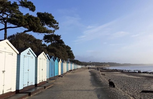 Mudeford House | BOURNECOAST: 4 Bedroom House in Mudeford with large garden and parking -HB6277