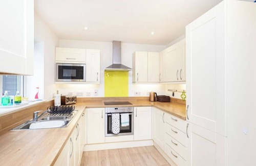 Christchurch House | BOURNECOAST: FAMILY HOME IN CUL-DE-SAC WITH GARDEN - PARKING - WIFI - HB7358