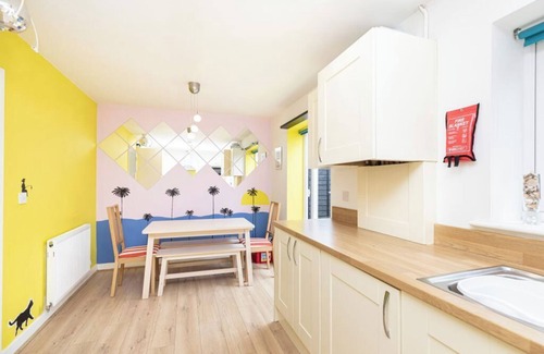 Christchurch House | BOURNECOAST: FAMILY HOME IN CUL-DE-SAC WITH GARDEN - PARKING - WIFI - HB7358