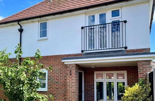 Christchurch House | BOURNECOAST: FAMILY HOME IN CUL-DE-SAC WITH GARDEN - PARKING - WIFI - HB7358