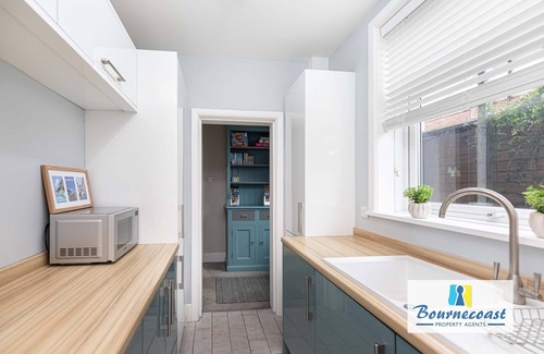 Boscombe Apartment | BOURNECOAST: Flat in fantastic location 500m from clifftop with garden - FM9582