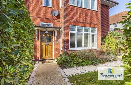 Boscombe Apartment | BOURNECOAST: Flat in fantastic location 500m from clifftop with garden - FM9582