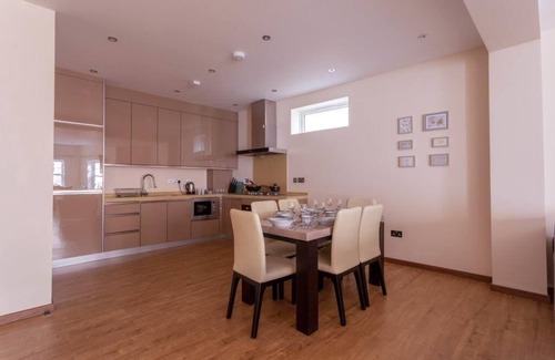 Bournemouth Apartment | BOURNECOAST: MODERN MAISONETTE WITH DECKING NEAR TOWN CENTRE & BEACHES - FM6289