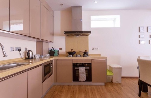 Bournemouth Apartment | BOURNECOAST: MODERN MAISONETTE WITH DECKING NEAR TOWN CENTRE & BEACHES - FM6289