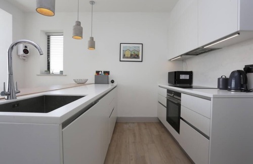 Bournemouth House | BOURNECOAST: MODERN HOME ON CLIFFTOP-SEA VIEWS, BALCONY, GARDEN & PARKING-HB6314