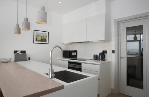 Bournemouth House | BOURNECOAST: MODERN HOME ON CLIFFTOP-SEA VIEWS, BALCONY, GARDEN & PARKING-HB6314