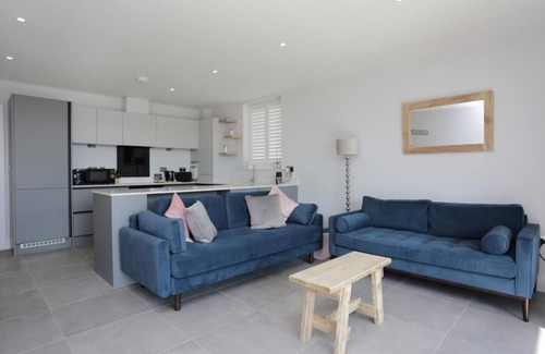 Bournemouth Apartment | BOURNECOAST: MODERN 2 BEDROOM APARTMENT WITH PATIO CLOSE TO SANDY BEACH - FM8413
