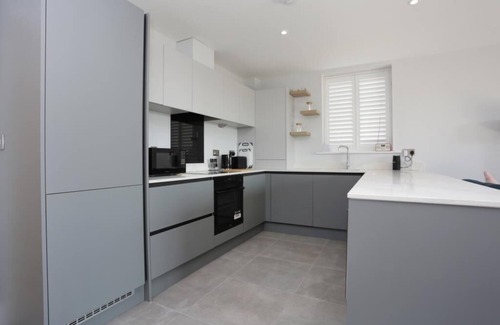 Bournemouth Apartment | BOURNECOAST: MODERN 2 BEDROOM APARTMENT WITH PATIO CLOSE TO SANDY BEACH - FM8413
