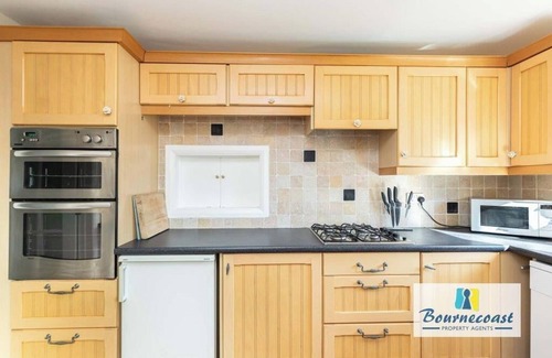 Mudeford House | Bournecoast: Three Bedroom Family Home with Parking/Garden in Mudeford - HB9617